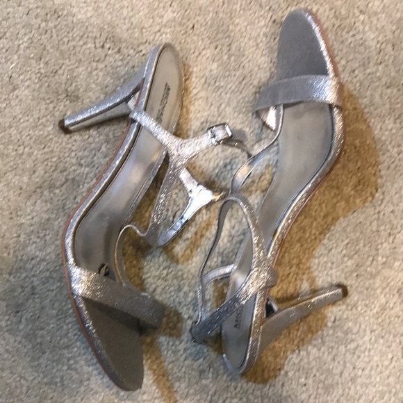 Michael Kors Silver T-Strap Glitter Sandals with 4 inch Heel-Size 8.5M - Picture 3 of 10